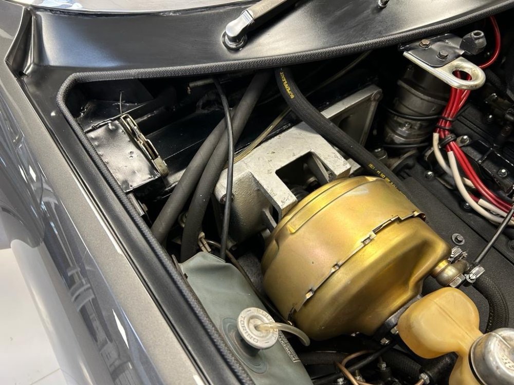 Ferrari Daytona photograph 21