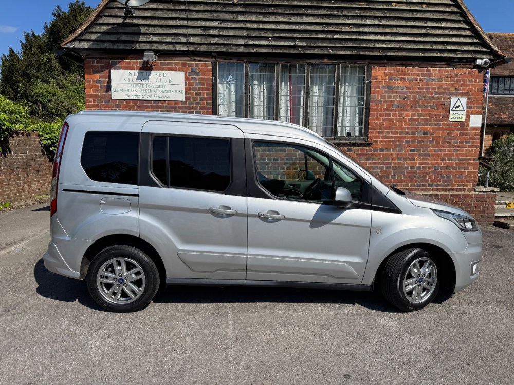 Ford Tourneo Connect photograph 2