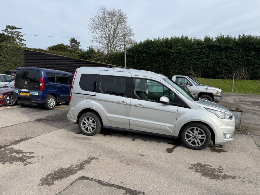 Ford Tourneo Connect photograph 3