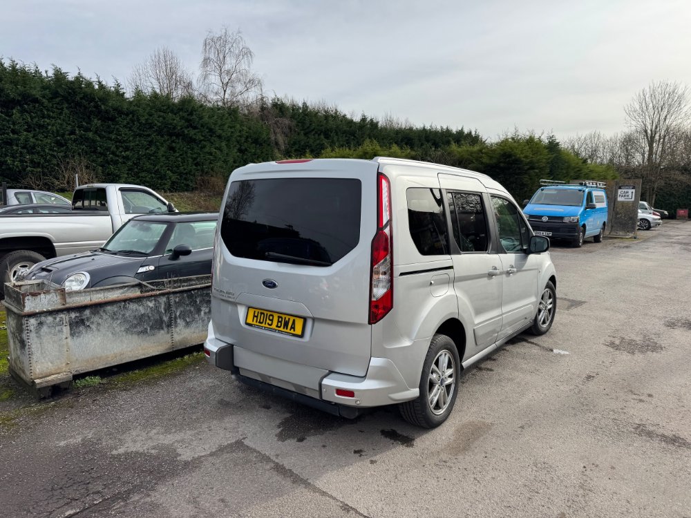 Ford Tourneo Connect photograph 5